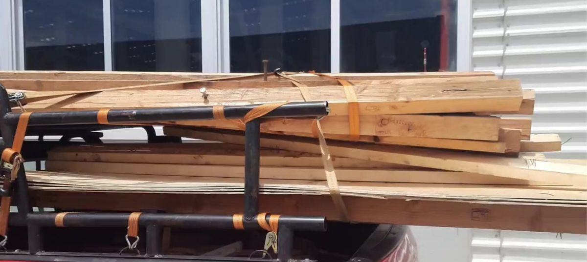 Carga de madera asegurada en camioneta