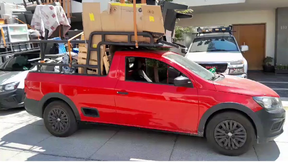 Mudanza cargada en camioneta roja