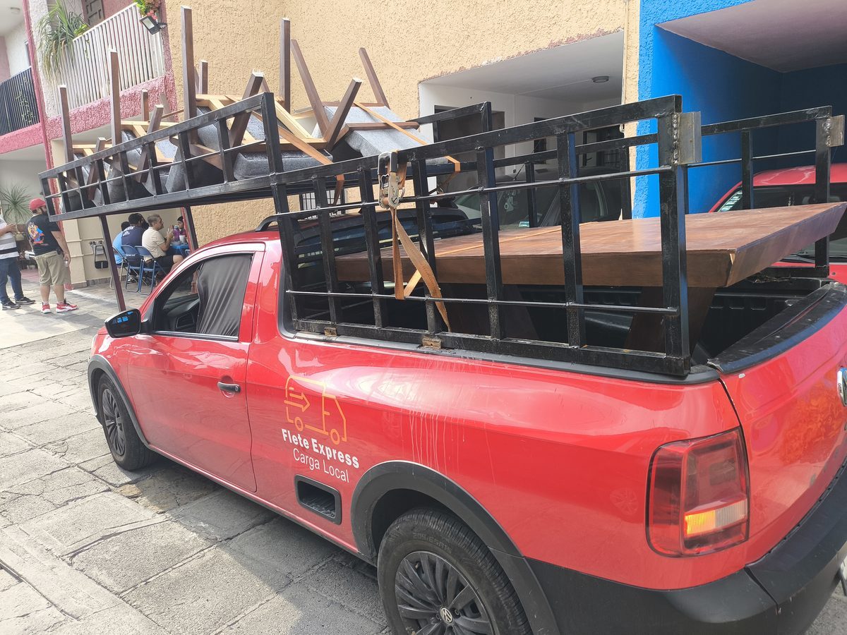Robust roja rotulada de Flete Express con muebles